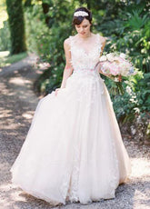 A-line Tulle Lace Appliques Princess Covered-Button Wedding Gown
