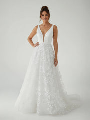 A Line White Tulle Lace Sleeveless Flowers Wedding Dresses
