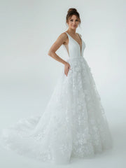 A Line White Tulle Lace Sleeveless Flowers Wedding Dresses