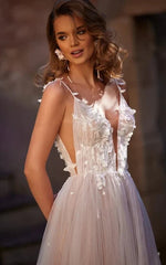A-Line V-neck Tulle Wedding Dress Sexy Beach Gown With Court Train And Lace Appliques